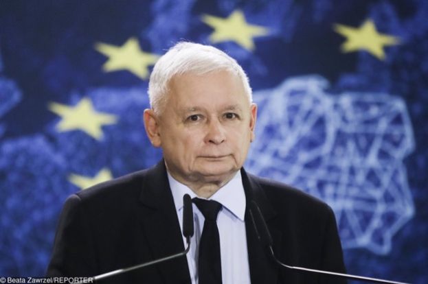 Jarosław Kaczyński OLŚNIEWA w niemieckim garniturze: "W końcu ma dobrze dopasowaną marynarkę"