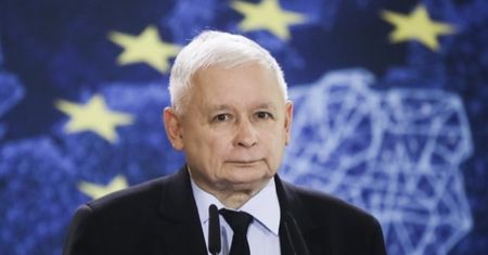 Jarosław Kaczyński OLŚNIEWA w niemieckim garniturze: "W końcu ma dobrze dopasowaną marynarkę"