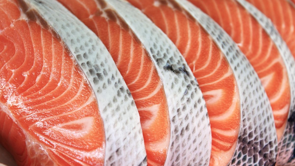Łosoś, to jedna z ryb, które warto jeść dla zdrowia.