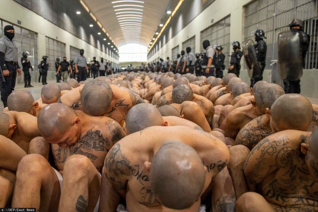Pierwsi więźniowie zostali już przetransportowani do nowego więzienia w Salwadorze