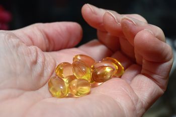 Po 50. roku życia łatwiej o niedobór. Ta witamina jest kluczowa