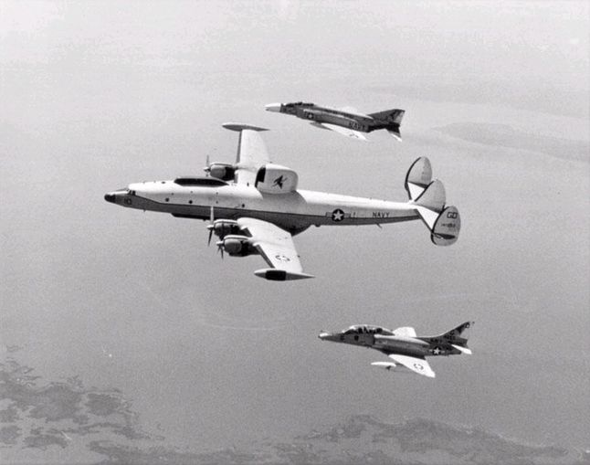EC-121 (NC-121K) w asyście samolotów F-4 Phantom i A-4 Skyhawk