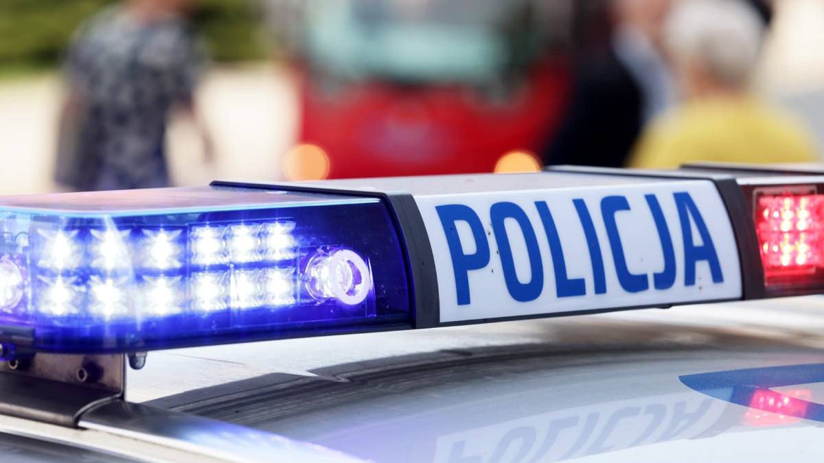 Samochód spadł na tory w Zabrzu. Pasażerowie uniknęli tragedii