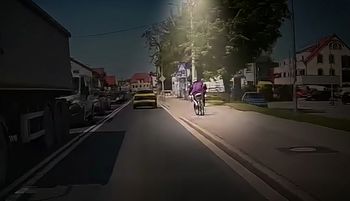 Brak słów na rowerzystę. Został nagrany. Ludzie aż się gotują