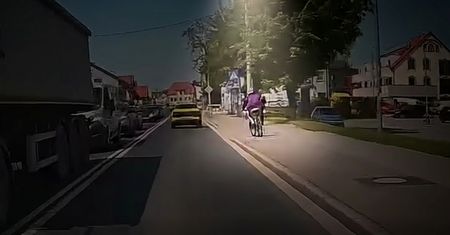 Brak słów na rowerzystę. Został nagrany. Ludzie aż się gotują