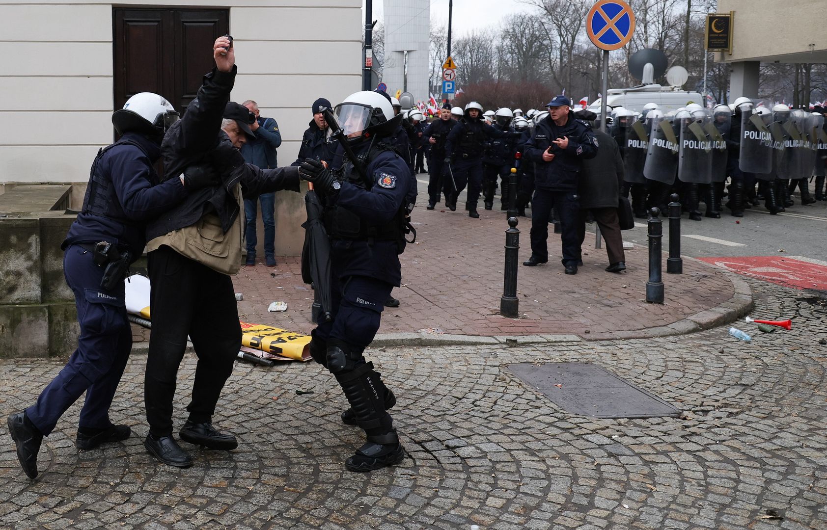 W ruch poszły kamienie i petardy. Ranni policjanci, zatrzymani rolnicy