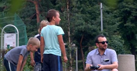 Atak "pedofila" na placu zabaw. Policyjny eksperyment