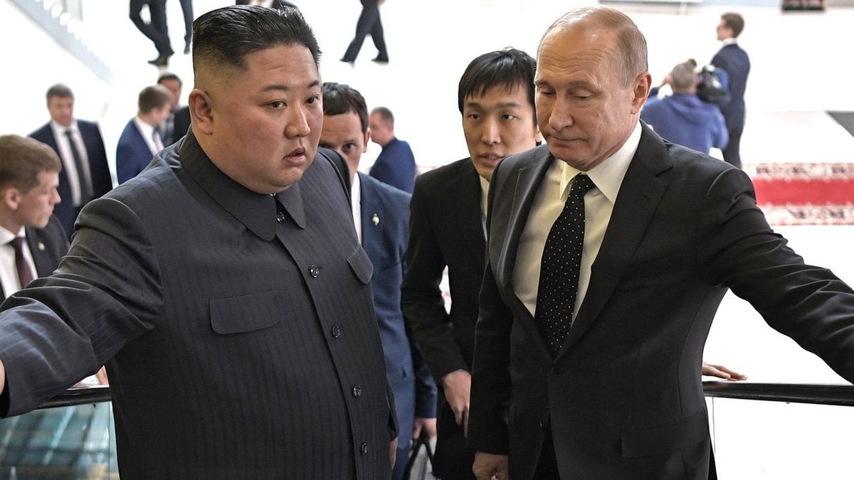 Kim Jong Un  w towarzystwie Władymira Putina podczas wizyty we Władywostoku w 2019 r.