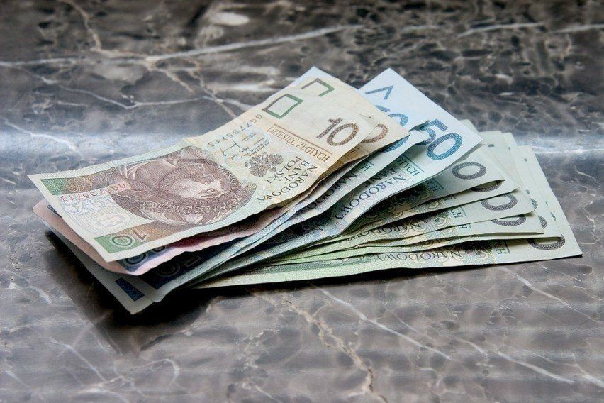 Dodatek do emerytury, zwany potocznie &#34;Mama 4 plus&#34;, kierowany jest głównie do emerytowanych matek, które wychowały co najmniej czwórkę dzieci. Jednak jest to świadczenie adresowane do osób, które z powodu poświęcenia się wychowaniu dzieci nie spełniają warunków do pobierania minimalnej emerytury. Tym samym dodatek mogą otrzymać również mężczyźni. Czytaj dalej &gt;&gt;&gt;