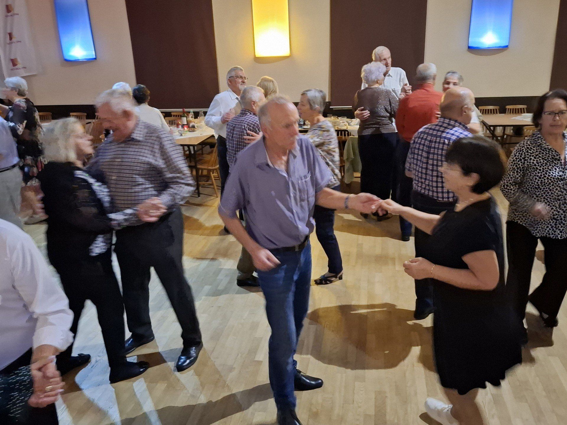 Otwarta przestrzeń do tańca zachęcała uczestników do wspólnej zabawy, tworząc żywy i dynamiczny obraz wieczoru spędzonego w Idalinie.