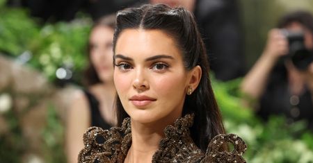 Kendall Jenner pożegnała się z kruczoczarnymi włosami. Celebrytka została BLONDYNKĄ. Udana przemiana? (ZDJĘCIA)