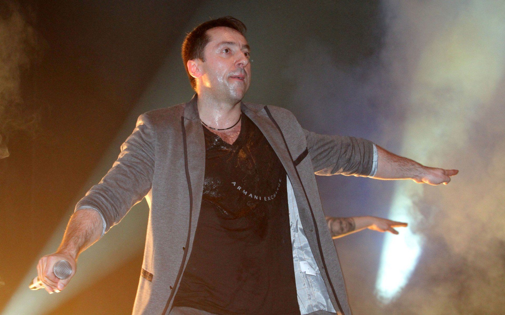 Marcin Miller, wokalista zespołu Boys rozgrzeje scenę w Wieniawie.