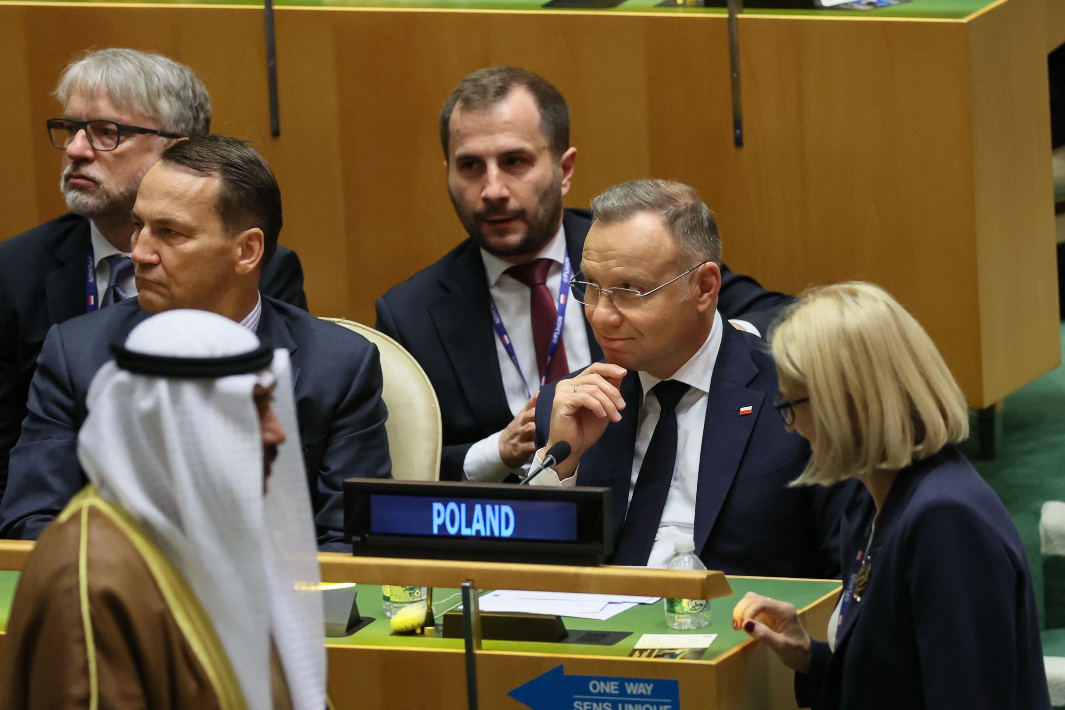 Nowy Jork, USA, 24.09.2024. Wizyta polskiej pary prezydenckiej w Stanach Zjednoczonych. Prezydent RP Andrzej Duda (2P), minister spraw zagranicznych RP Radosław Sikorski (2L) i szef Biura Polityki Międzynarodowej w KPRP Mieszko Pawlak (2P) podczas debaty generalnej 79. sesji Zgromadzenia Ogólnego ONZ w Nowym Jorku, 24 bm. Prezydent Duda kontynuuje swoją wizytę w USA. (ad) PAP/Leszek Szymański