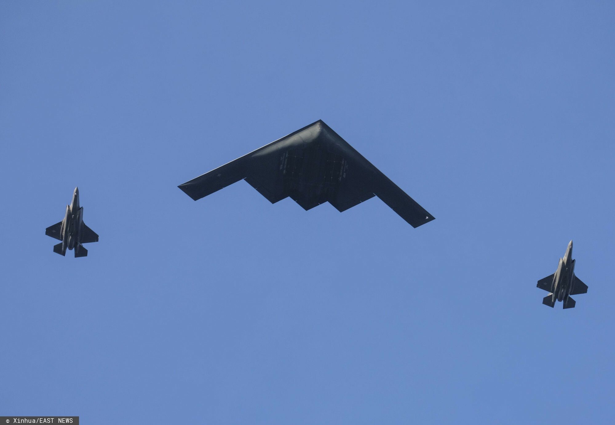 arch28
(180102) -- LOS ANGELES, Jan. 2, 2018 (Xinhua) -- A B-2 Spirit and two fighter jets fly over the 129th Rose Parade in Pasadena, California, the United States, Jan. 1, 2018. (Xinhua/Zhao Hanrong)(gj) Xinhua News Agency
Zhao Hanrong Xinhua