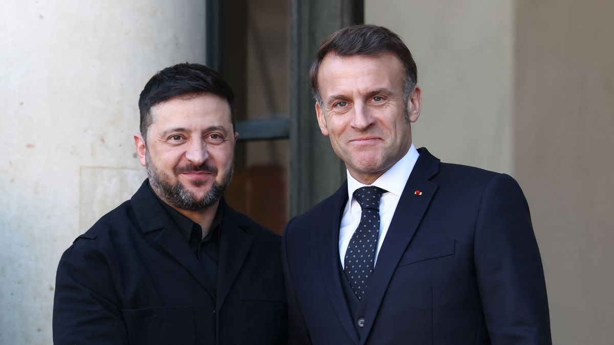 PARIS, FRANCE - JANUARY 06: French President Emmanuel Macron (R) greets Ukrainian President Volodymyr Zelensky upon his arrival at the Elysee Palace on January 06, 2026 in Paris, France. Leaders from around 30 countries are gathering in Paris to discuss military support for Ukraine, amid ongoing negotiations on a US-brokered peace plan to end Russia's war in Ukraine. (Photo by Tom Nicholson/Getty Images)