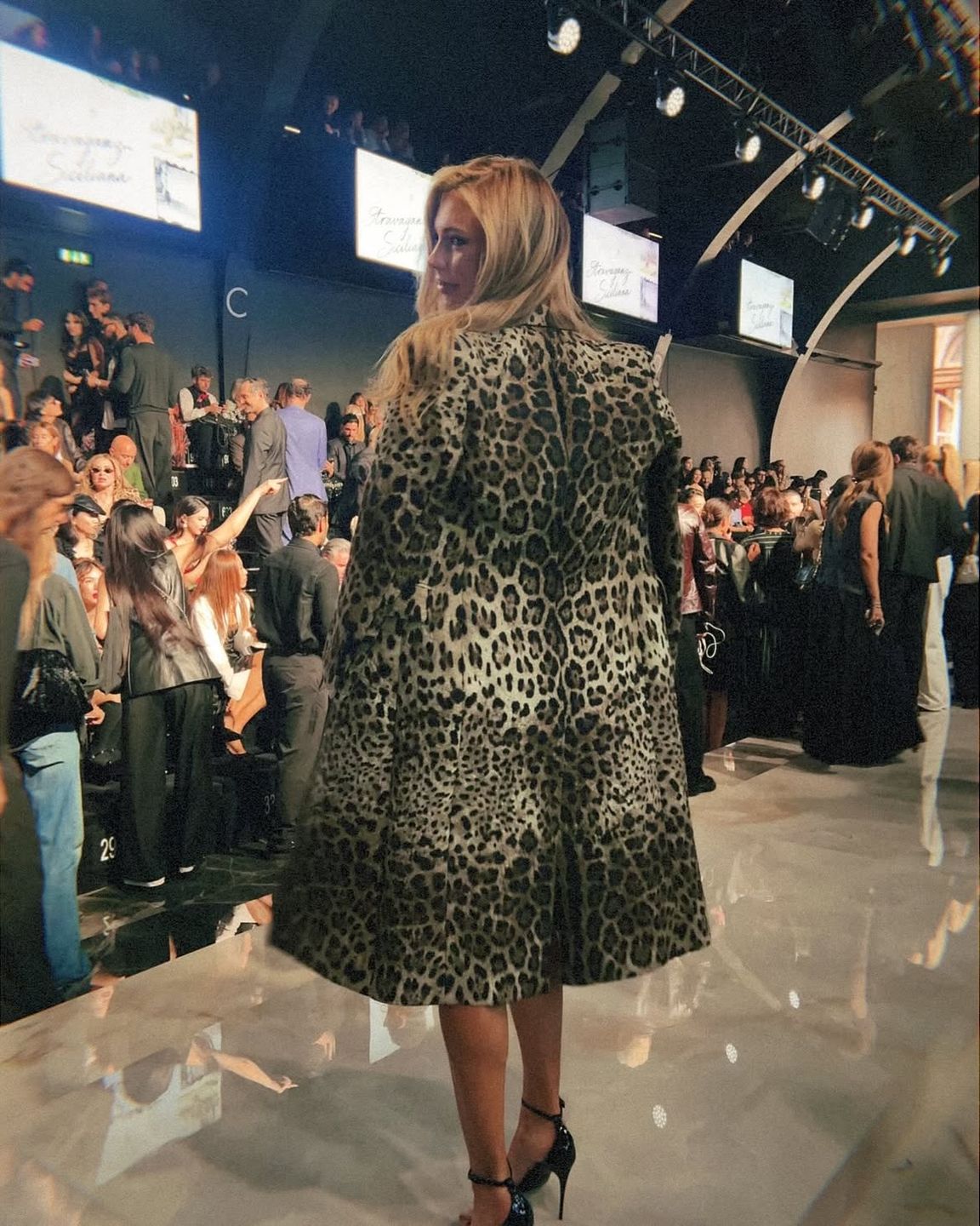 Jutta Leerdam na pokazie Dolce & Gabbana