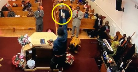 Sceny grozy w kościele. Wyjął broń. Duchowny powalił bandytę na ziemię