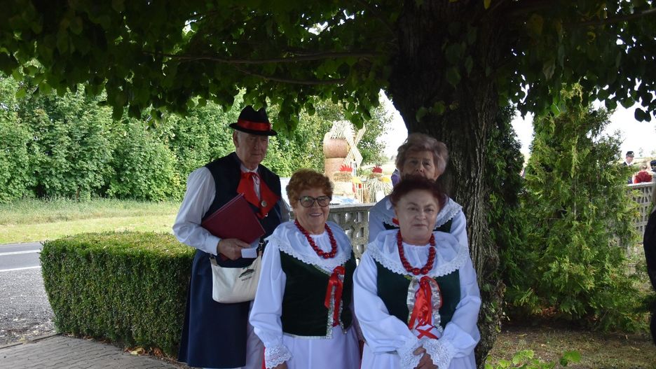 Zespół ludowy &#34;Sarbianie&#34; podczas tegorocznych dożynek miejski-gminnych w Jaroszewie Pierwszym
