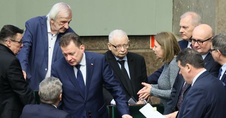 "GW": PiS chce po raz drugi obniżyć wiek emerytalny. Przyszłość seniorów pogrąży się w biedzie?