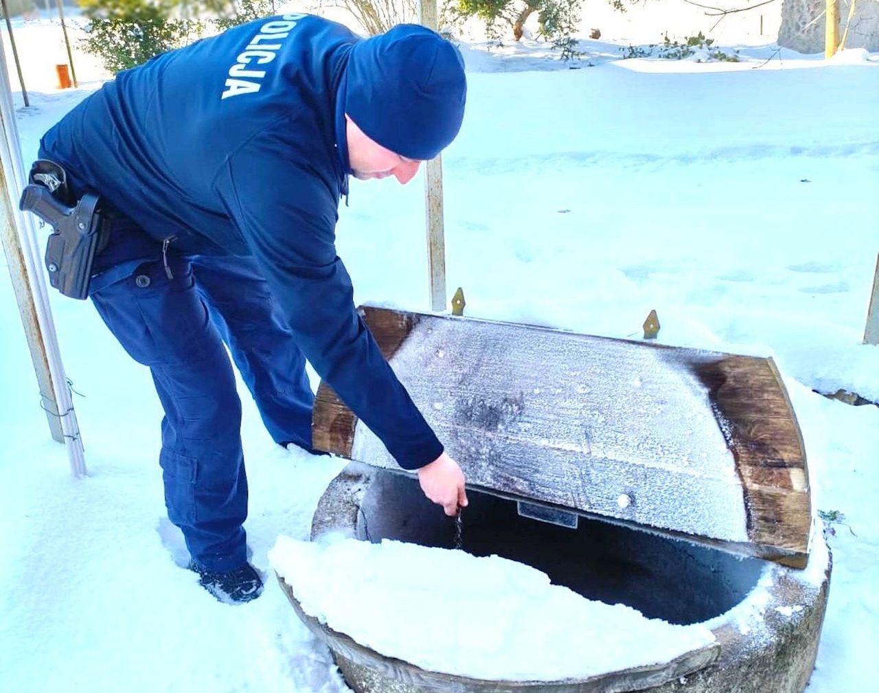 Weszli do domu 81-latka. Termometr wskazywał tylko 1 st. C.