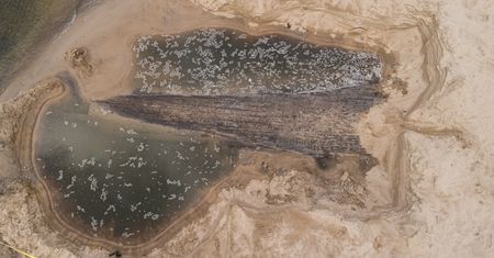 Tajemniczy wrak na łotewskiej plaży. Wielkie odkrycie nad Bałtykiem