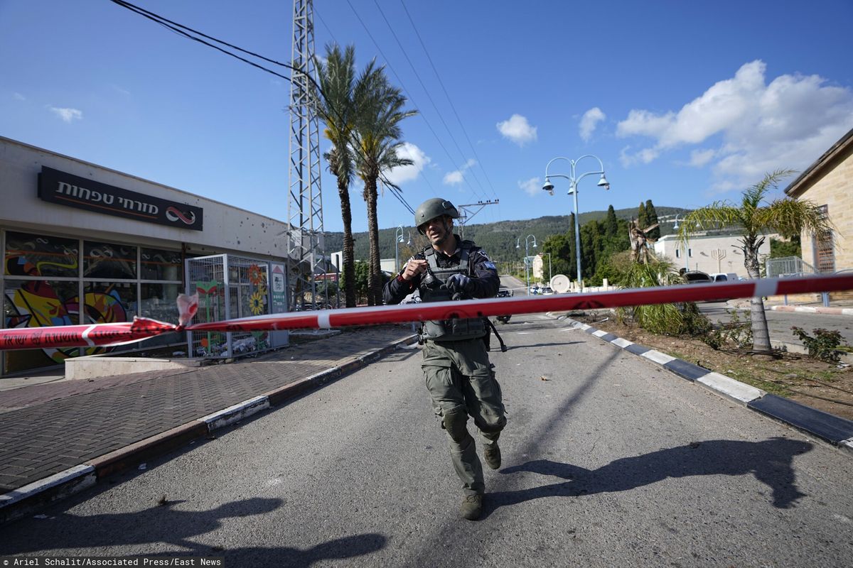 Izraelska policja sprząta resztki rakiety w mieście Szlomi przy granicy z Libanem