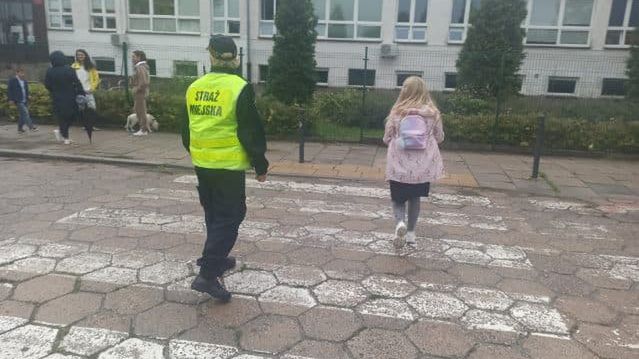 Straż Miejska droga do szkoły przejście dla pieszych
