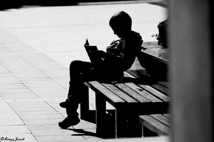 Nagroda publiczności w kategorii FOTOGRAFIA ULICY. Nagrody: kurs Akademii Nikona, do wyboru ze strony www.akademianikona.pl/kursy/, bon na fotoksiażkę empikfoto.pl o wartości 200 zł, prenumerata Czasopisma Digital Camera.