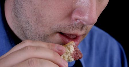 Wierzą, że szkodzi jelitom. "Miliony ludzi unikają glutenu"