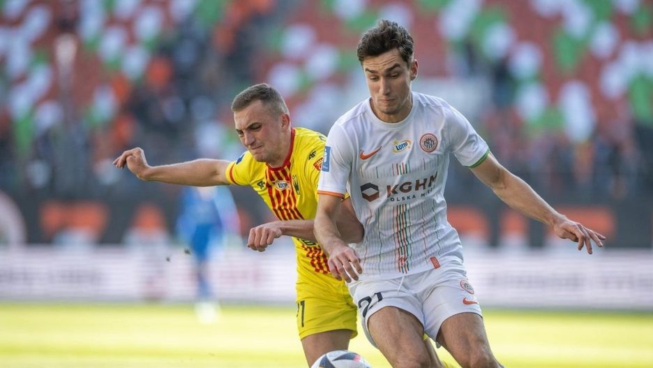 Wiktor Długosz (z lewej) i jego koledzy z Korony Kielce zagrają w trzeciej kolejce PKO BP Ekstraklasy z Zagłębiem Lubin