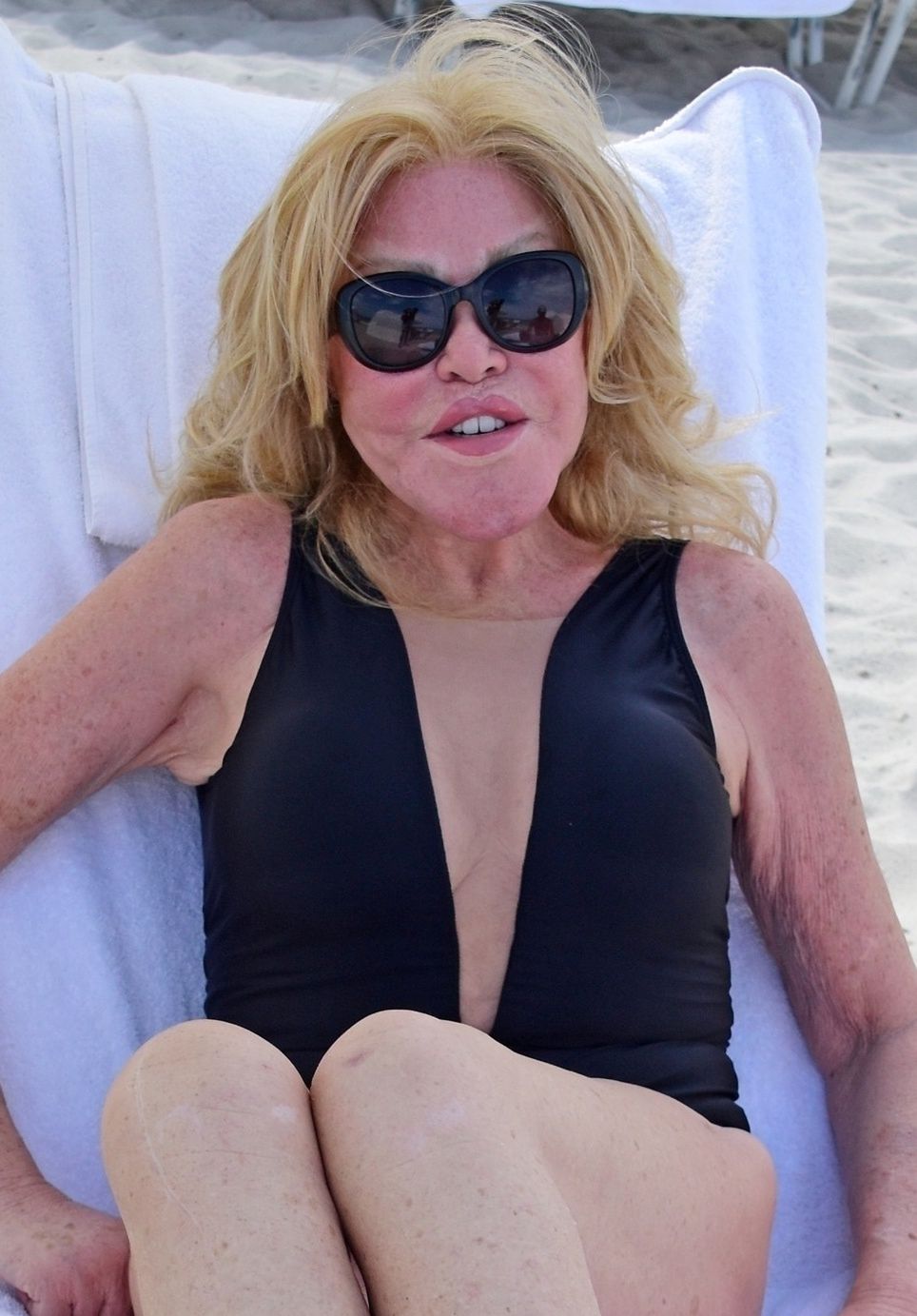 84-letnia Jocelyn Wildenstein na plaży