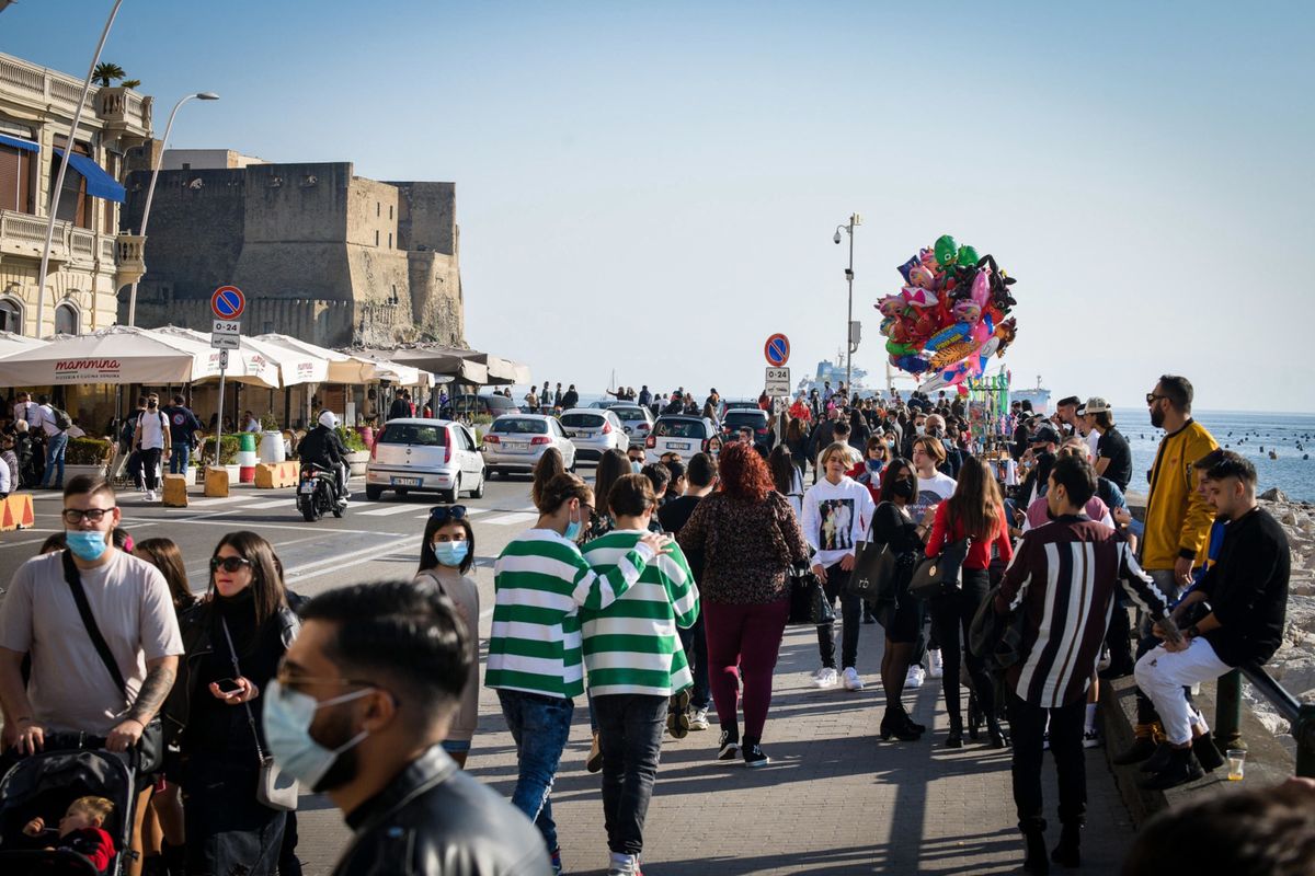 Tłumy na promenadzie w Neapolu w niedzielę 8.11.2020. Dostawca: PAP/EPA