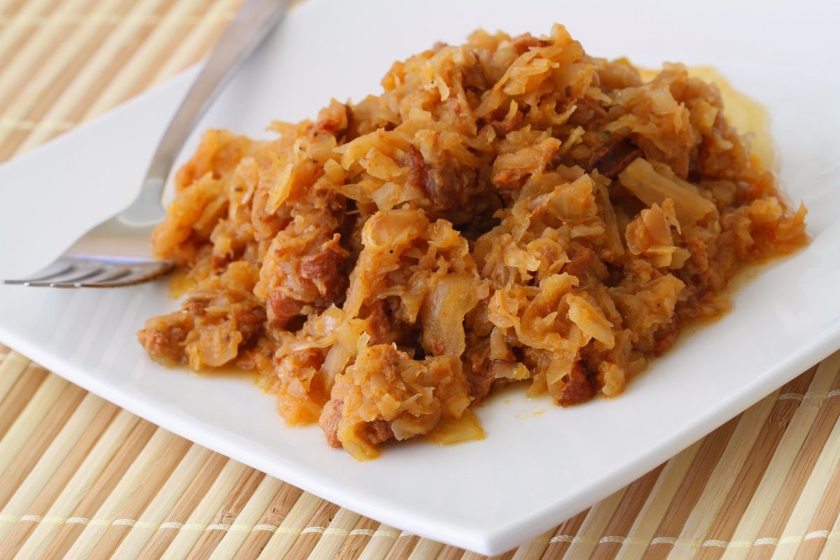 Taki bigos serwowano w barach w latach 80. Dwa składniki od razu rzucają się w oczy
