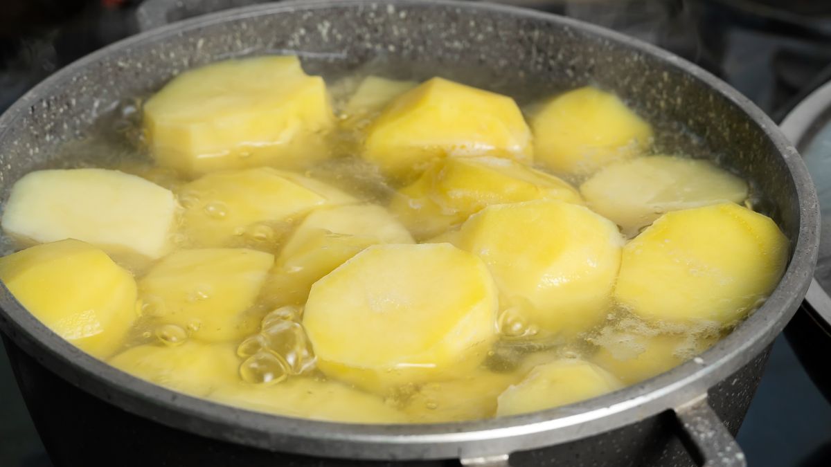 Prosty trik na szybsze gotowanie ziemniaków