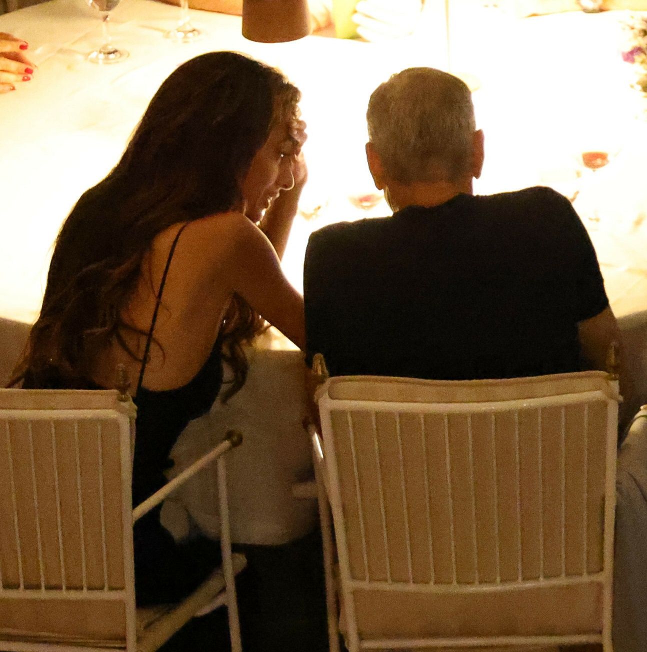 George Clooney i Amal całują się na romantycznej kolacji