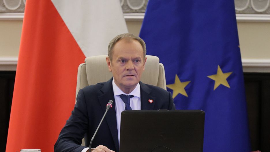 Warszawa, 15.01.2024. Premier Donald Tusk przed posiedzeniem rządu, 15 bm. w KPRM w Warszawie. Rząd zajmie się projektem nowelizacji ustawy, która zmieni nadzór merytoryczny nad Narodowym Centrum Badań i Rozwoju. Rada Ministrów będzie też pracować nad projektem rozporządzenia ws. realizacji modułu 3 wieloletniego rządowego programu "Posiłek w szkole i w domu". (aldg) PAP/Paweł Supernak