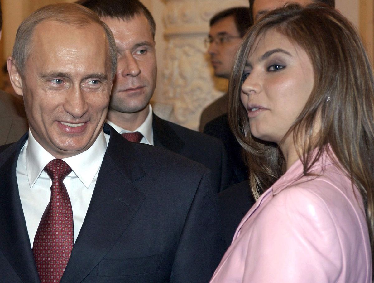 Brytyjski rząd rozszerza sankcje. Na listę trafiła była żona Putina, jego kuzyni i Alina Kabajewa. Na zdjęciu: Putin i Kabajewa w 2004 roku 