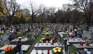 Stracił przytomność na cmentarzu. Eskortowała go policja