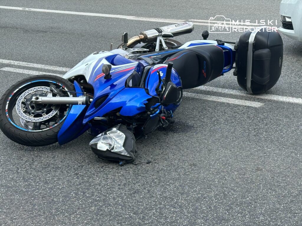 Wypadek na Żoliborzu. Kierujący Toyotą skręcił tuż przed nadjeżdżającym z tyłu motocyklem Suzuki