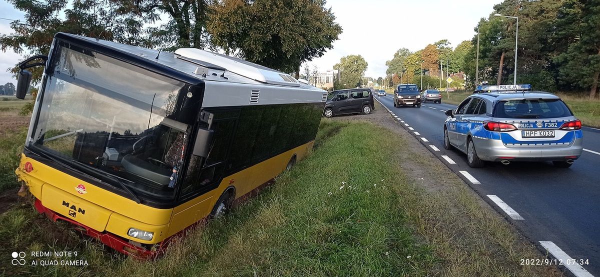 Pijany kierowca wjechał autobusem do rowu