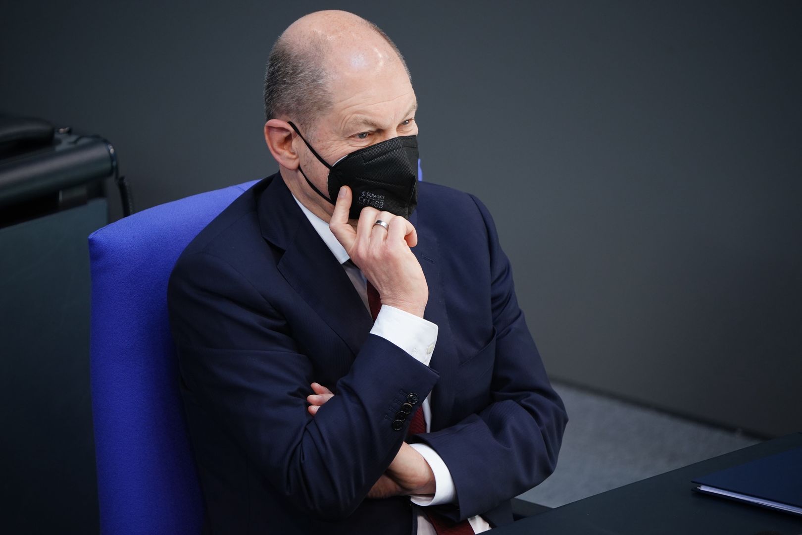 Na zdjęciu Olaf Scholz w maseczce na posiedzeniu Bundestagu
