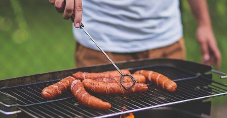 Najlepsza kiełbasa z grilla. Jak ją przyrządzić, żeby nie wyschła na wiór?