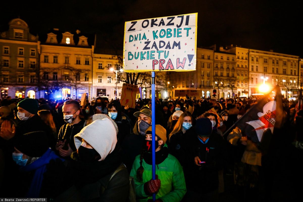 Demonstranci w Krakowie. Kobiety wciąż domagają się uszanowania ich głosu.