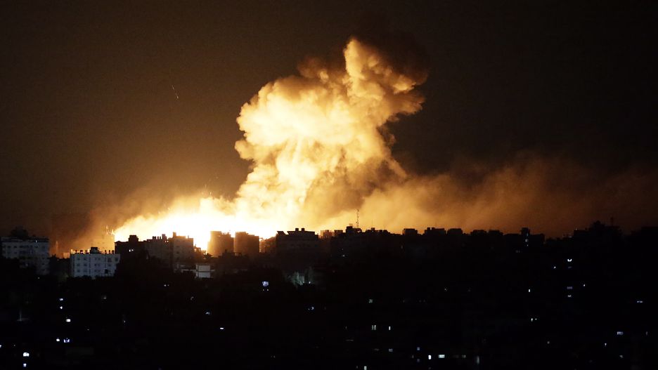 Israeli air strike on Gaza
epa10912309 Smoke rises following an Israeli air strike in Al-Ramal neigbourhood in Gaza City on, 10 October 2023. At least 900 people have been killed and around 4,500 have been injured, according to the Palestinian Ministry of Health, after Israel started bombing the Palestinian enclave in response to an attack carried out by the Islamist movement Hamas on 07 October. More than 3,000 people, including 1,500 militants from Hamas, have been killed and thousands injured in both Gaza and Israel since 07 October, according to Israeli military sources and Palestinian officials.  EPA/MOHAMMED SABER 
Dostawca: PAP/EPA.
MOHAMMED SABER