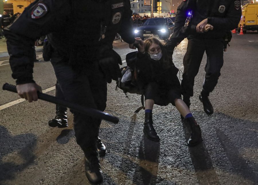 Russian policemen detain a participant of an unauthorised protest against the partial mobilisation due to the conflict in Ukraine, in central Moscow, Russia, 21 September 2022. Russian President President Putin has signed a decree on partial mobilization in the Russian Federation, with mobilization activities starting on 21 September. Russian citizens who are in the reserve will be called up for military service. On 24 February 2022 Russian troops entered the Ukrainian territory in what the Russian president declared a 'Special Military Operation', starting an armed conflict that has provoked destruction and a humanitarian crisis. EPA/MAXIM SHIPENKOV Dostawca: PAP/EPA.