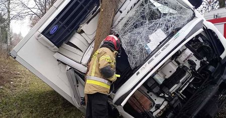 Kierujący ciężarówki uderzył w drzewo. Wypadek w Łącku!