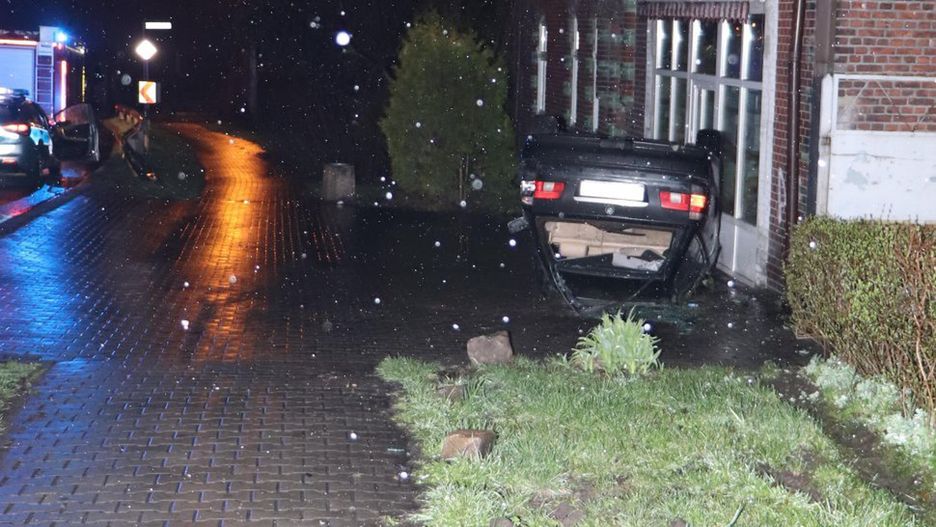 Ruda Śląska. 23-letni gliwiczanin dachował podczas ucieczki przed policją.