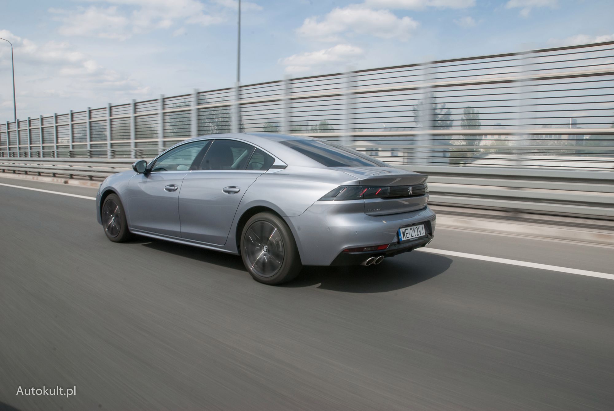 Peugeot 508 Allure ma standardowo światła LED-owe z tyłu