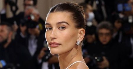 Fryzura w stylu Hailey Bieber. Odtworzysz ją w kilka minut