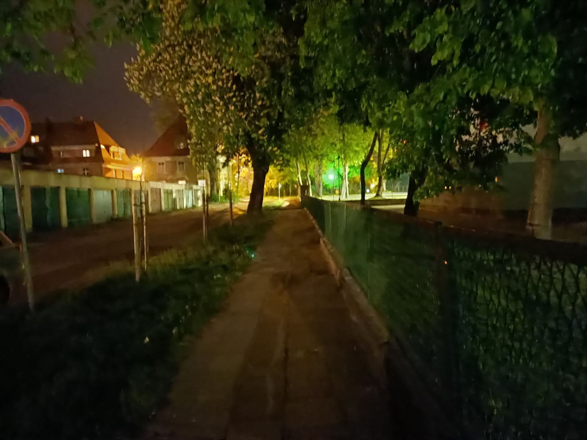 Taniej, ale i bardziej nijako. Test OPPO Reno 3 80